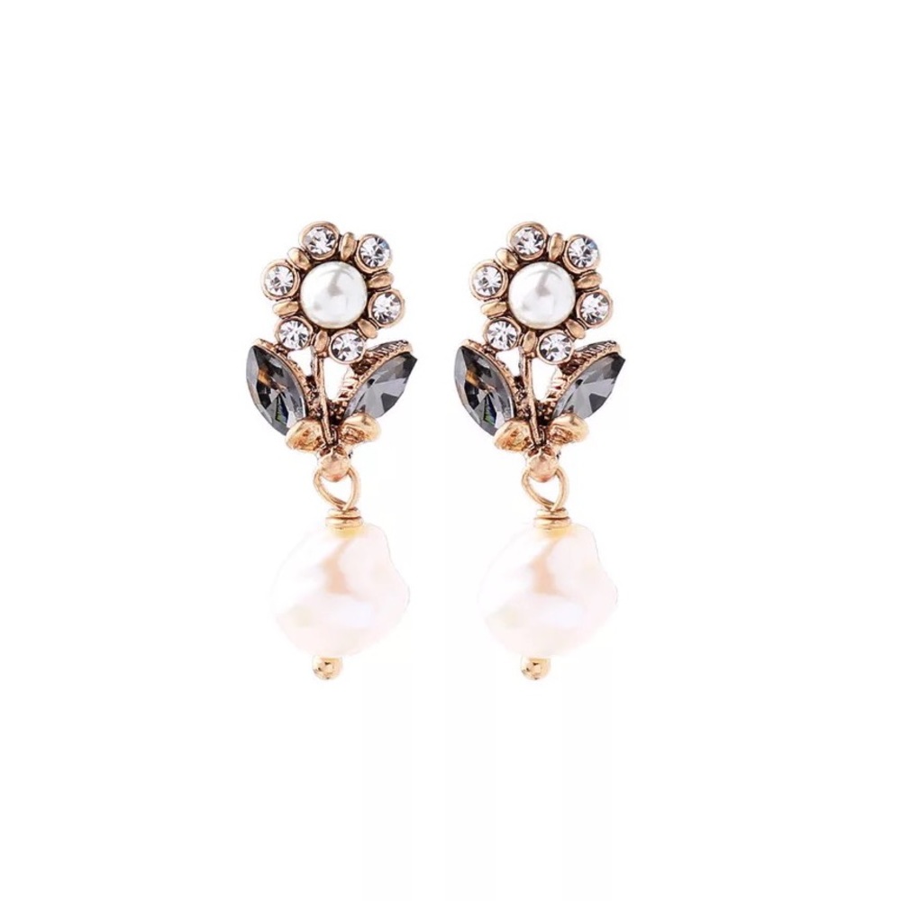 Fresh Pearl Flower Earrings NWT - Picture 5 of 6